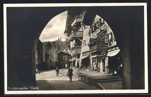 AK Berchtesgaden, Markt, Blick durch Torbogen