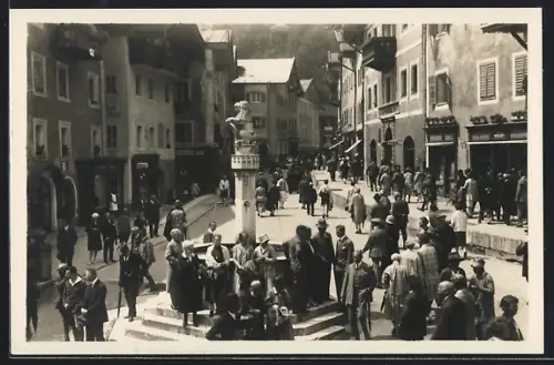 AK Berchtesgaden, Marktplatz am Sonntag, Brunnen, Menschenansammlung