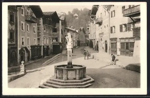 AK Berchtesgaden, Markt mit Brunnen und umliegender Bebauung
