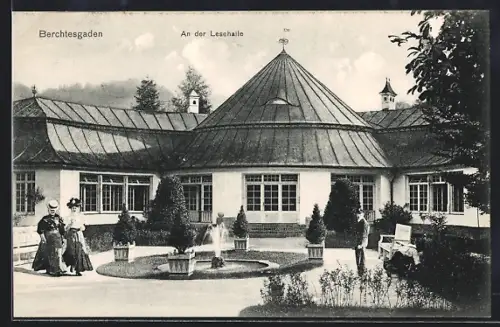 AK Berchtesgaden, Lesehalle, Anlagen mit Ruhebänken und kleiner Fontäne