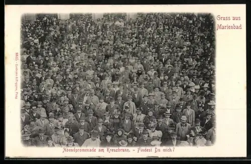 AK Marienbad, Abendpromenade am Kreuzbrunn, Menschengruppe