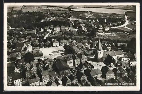 AK Lütjenburg in Ostholstein, Strassenpartie mit Kirche