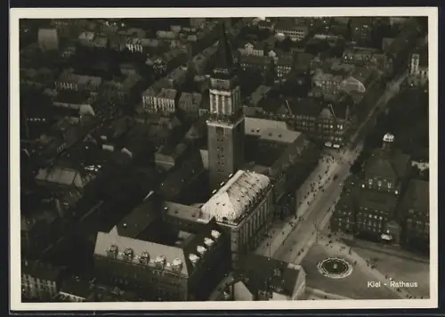 AK Kiel, Strassenpartie mit Rathaus, Fliegeraufnahme