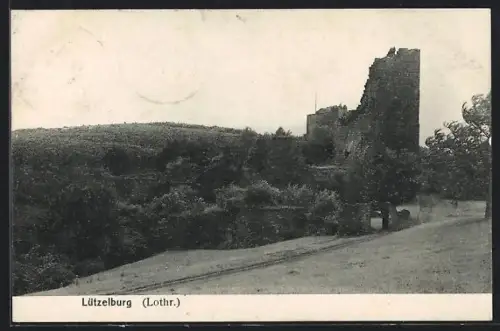 AK Lützelburg /Lothr., Vue des ruines du château sur la colline boisée