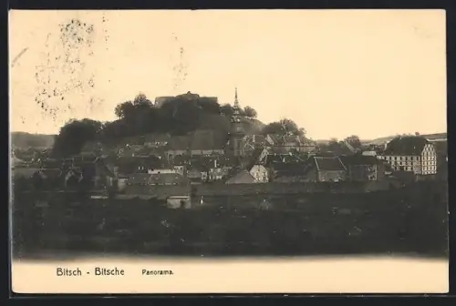 AK Bitsch-Bitsche, Panorama du village avec colline et forteresse en arrière-plan