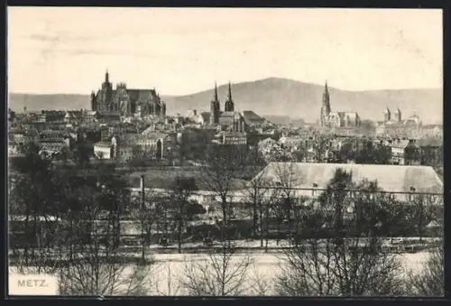 AK Metz, Vue panoramique de la ville avec cathédrale et collines en arrière-plan