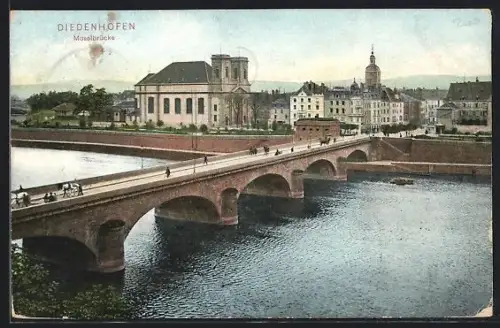 AK Diedenhofen, Moselbrücke mit Passanten