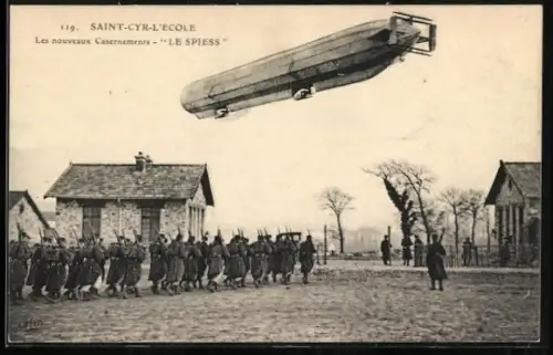 AK Saint-Cyr-L`Ecole, Les nouveaux Casernements Le Spiess, Zeppelin fährt über das Kasernengelände hinweg