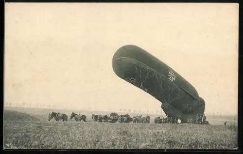 AK Deutscher Fesselballon mit Kennung der Fliegertruppe auf einem Feld