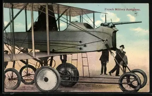 AK Französisches Militär-Doppeldecker-Flugzeug mit schwerem Geschütz im Bug