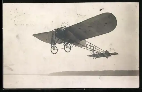 Foto-AK Bleriot-Flugzeug beim Fluge über Wasserfläche