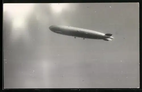 Foto-AK Zeppelin LZ-127 Graf Zeppelin im Fluge vom Boden aus fotografiert