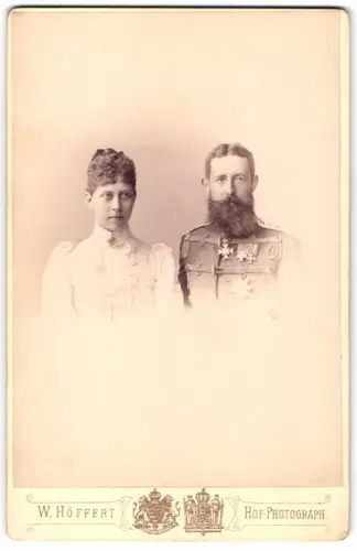 Fotografie W. Höffert, Berlin, Portrait Prinz Adolf zu Schaumburg-Lippe in Uniform nebst Prinzessin Viktoria von Preussen