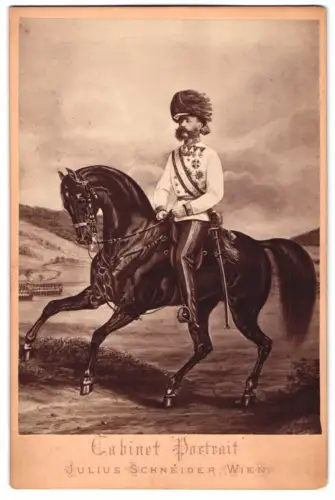 Fotografie Julius Schneider, Wien, Kaiser Franz-Joseph I. von Österreich in Uniform mit Orden zu Pferde