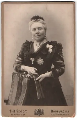Fotografie T. H. Voigt, Homburg v. d. H., Portrait Kaiserin Viktoria von Preussen mit Orden