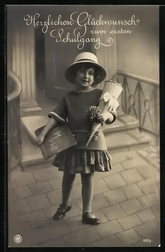 AK Herzlichen Glückwunsch zum ersten Schulgang, Mädchen mit Hut, Schiefertafel und Zuckertüte