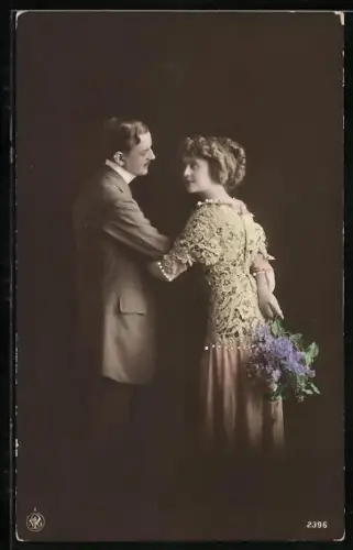 Foto-AK NPG Nr. 2396: Liebespaar mit Blumenstrauss