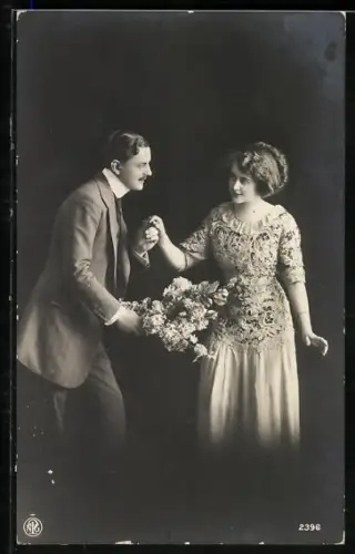 Foto-AK NPG Nr. 2396: Liebespaar mit Blumenstrauss