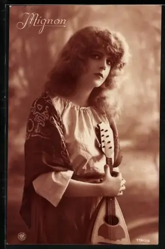 Foto-AK NPG Nr. 7780/5: Mignon, Junge Frau mit Lautengitarre