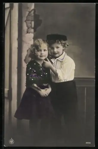 Foto-AK NPG Nr. 2900: Kinderpaar in bunter Kleidung