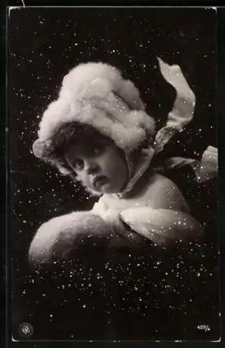 Foto-AK NPG Nr. 429/4: Kleines Kind mit Muff im Schnee