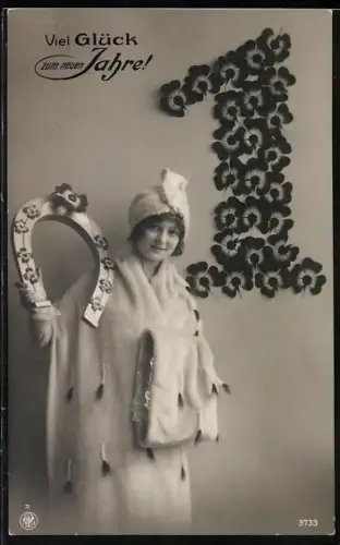 Foto-AK NPG Nr. 3733: Fräulein mit Hufeisen vor Zahl eins, Neujahrsgruss
