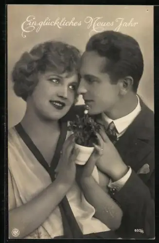 Foto-AK NPG Nr. 690/6: Liebespaar mit Klee, Neujahrsgruss
