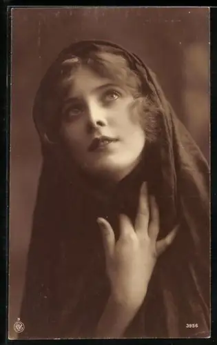 Foto-AK NPG Nr. 3956: Junge Frau mit Kopftuch