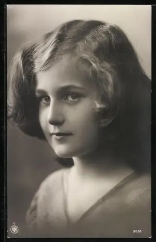 Foto-AK NPG Nr. 3651: Junges Mädchen mit Seitenscheitel