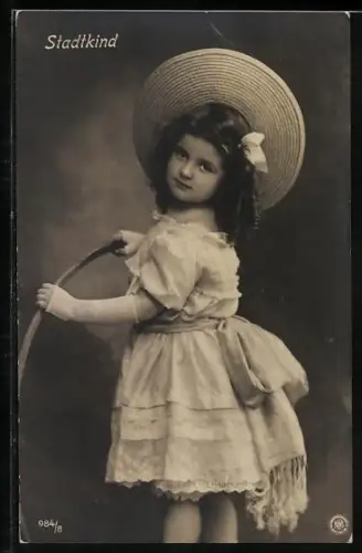 Foto-AK NPG Nr. 984/8: Stadtkind mit einem Reifen