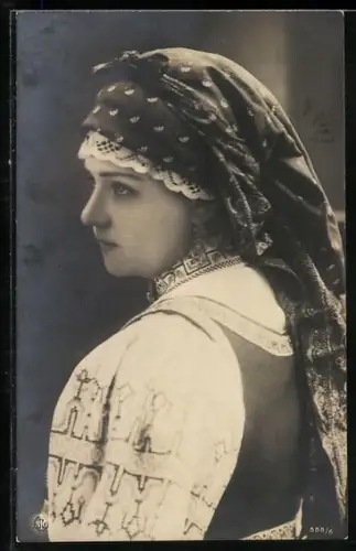 Foto-AK NPG Nr. 588/6: Junge Frau in Tracht