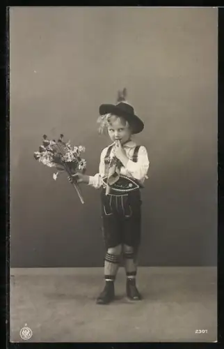 Foto-AK NPG Nr. 2301: Junge in Tracht mit Blumen