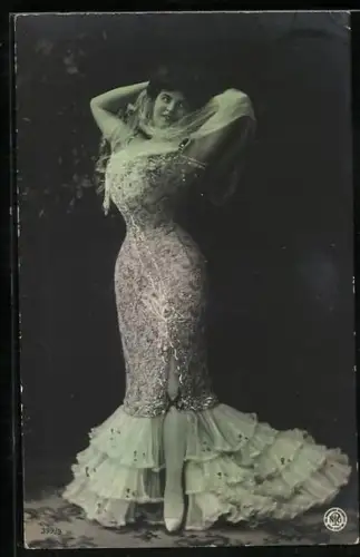 Foto-AK NPG Nr. 399/9: Junge Frau im festlichen Kleid