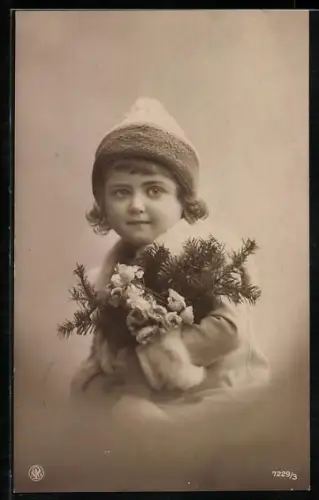 Foto-AK NPG Nr. 7229/3: Kleines Kind in winterlicher Kleidung mit Blumen