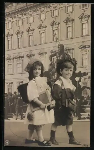Foto-AK NPG Nr. 1224/5: Schulkinderpaar mit Ranzen