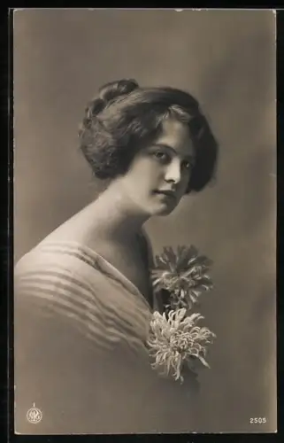 Foto-AK NPG Nr. 2505: Junge Frau mit Crysanthemen