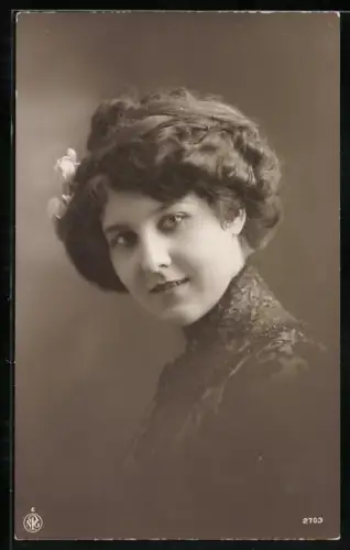 Foto-AK NPG Nr. 2703: Junge Frau mit Blumen im Haar
