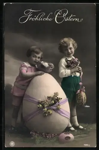 Foto-AK NPG Nr. 7982/1: Zwei Jungen mit Ostereiern, Ostergruss