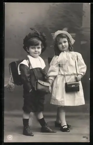 AK Zwei süsse Schulkinder gehen gemeinsam zur Schule