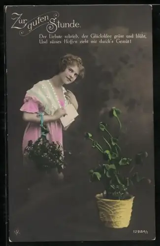 Foto-AK NPG Nr. 12984/1: Fräulein mit Brief neben Pflanze