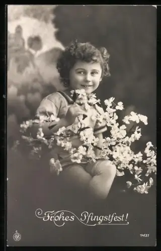 Foto-AK NPG Nr. 14137: Schüchternes Kind mit Blumen, Pfingstgruss