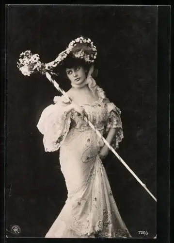 Foto-AK NPG Nr. 720/2: Fräulein im langen Kleid mit Stab