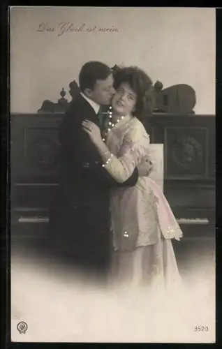 Foto-AK NPG Nr. 3520: Eleganter Herr küsst Frau