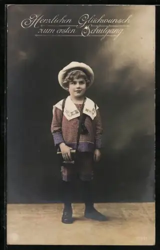 Foto-AK NPG Nr. 12601: Kleiner Junge im karierten Anzug, Glückwunsch zum Schulanfang