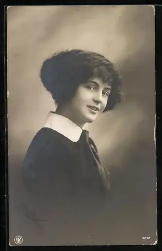 Foto-AK NPG Nr. 3212: Junge Frau im Kleid