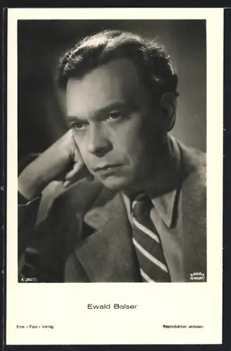 AK Schauspieler Ewald Balser im Anzug den Kopf stützend