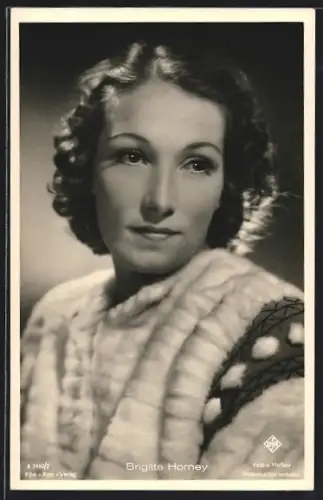 AK Schauspielerin Brigitte Horney in winterlicher Kleidung
