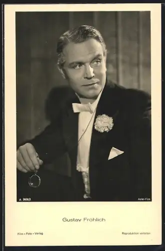 AK Schauspieler Gustav Fröhlich in Anzug und Monokel posierend