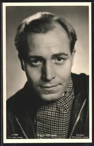 AK Schauspieler Paul Klinger im Portrait mit kariertem Schal