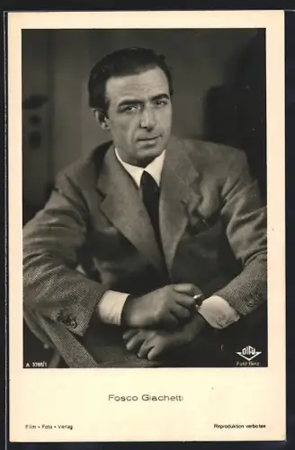 AK Schauspieler Fosco Giachetti mit Zigarette in der Hand